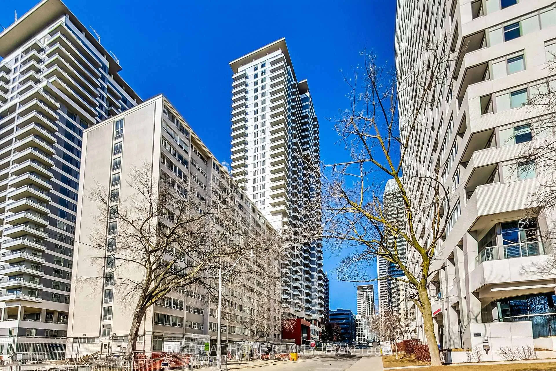 Photo 3 of Unit 2113, 50 Dunfield Avenue, Toronto, Mount Pleasant West — HOMEH