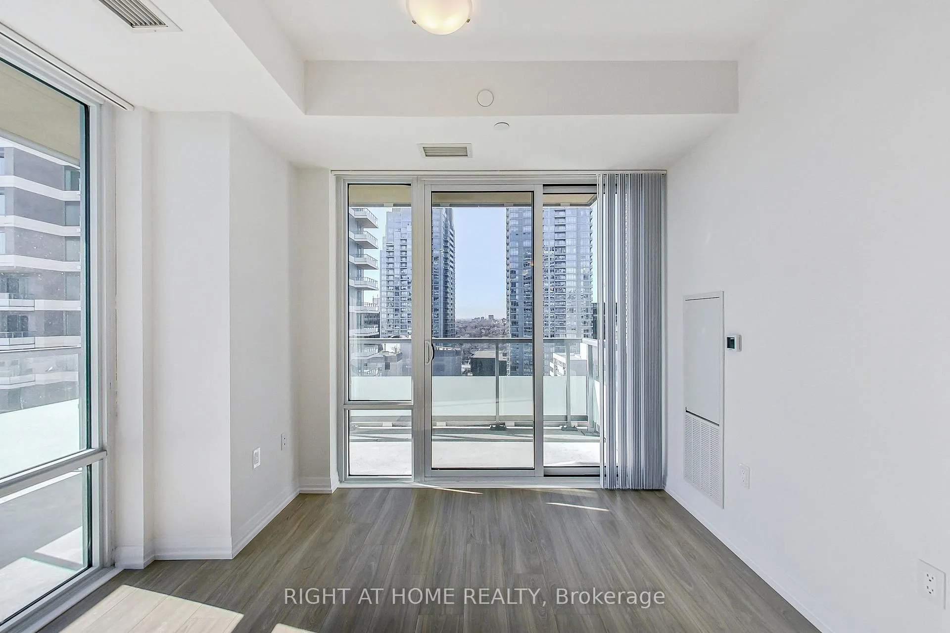 Photo 9 of Unit 2113, 50 Dunfield Avenue, Toronto, Mount Pleasant West — HOMEH