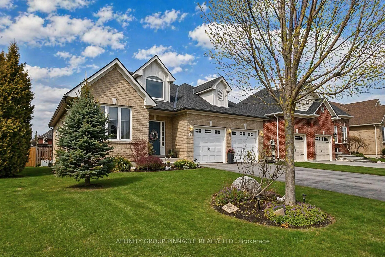 Photo 2 of 63 Ellis Crescent, Kawartha Lakes, Lindsay — HOMEH