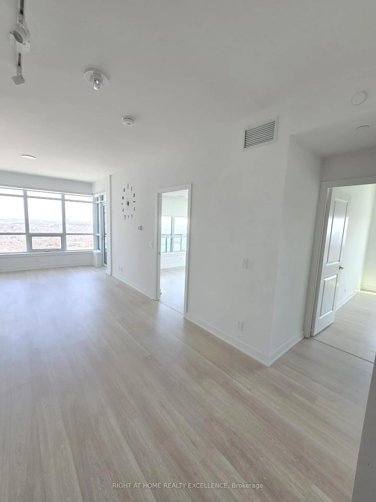 Photo 2 of Unit 3010, 30 Upper Mall Way, Vaughan, Brownridge — HOMEH