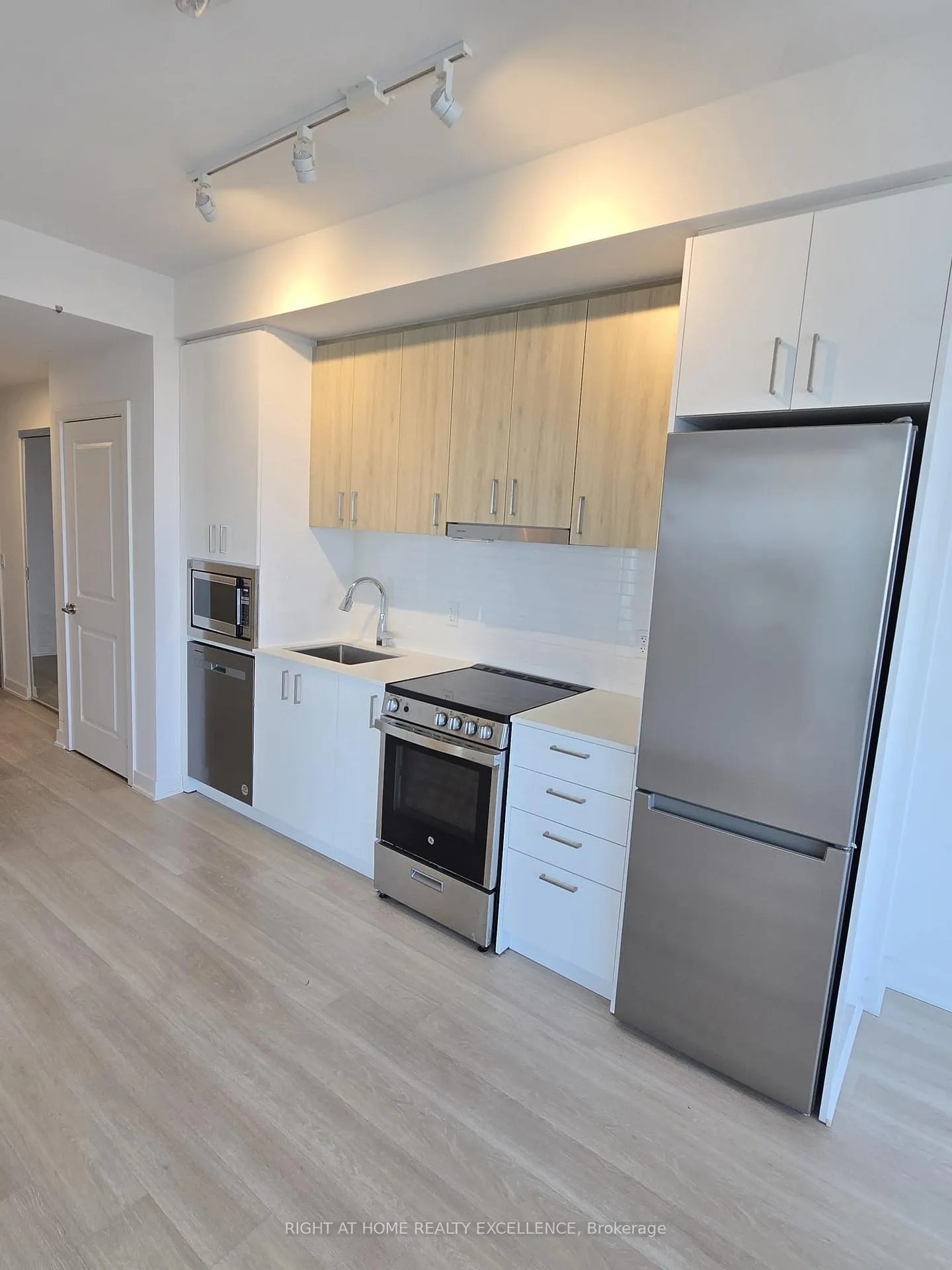 Photo 6 of Unit 3010, 30 Upper Mall Way, Vaughan, Brownridge — HOMEH