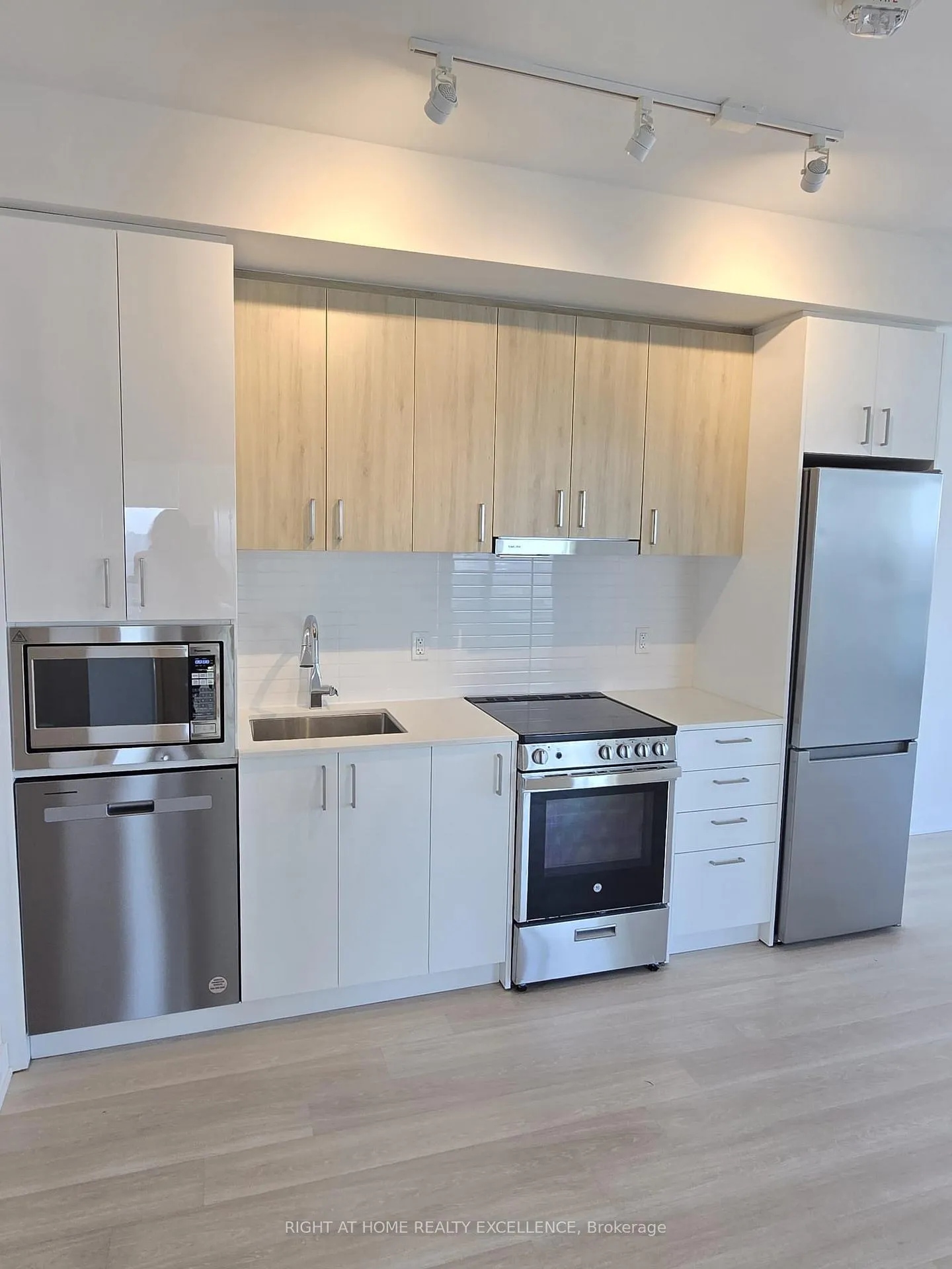 Photo 7 of Unit 3010, 30 Upper Mall Way, Vaughan, Brownridge — HOMEH