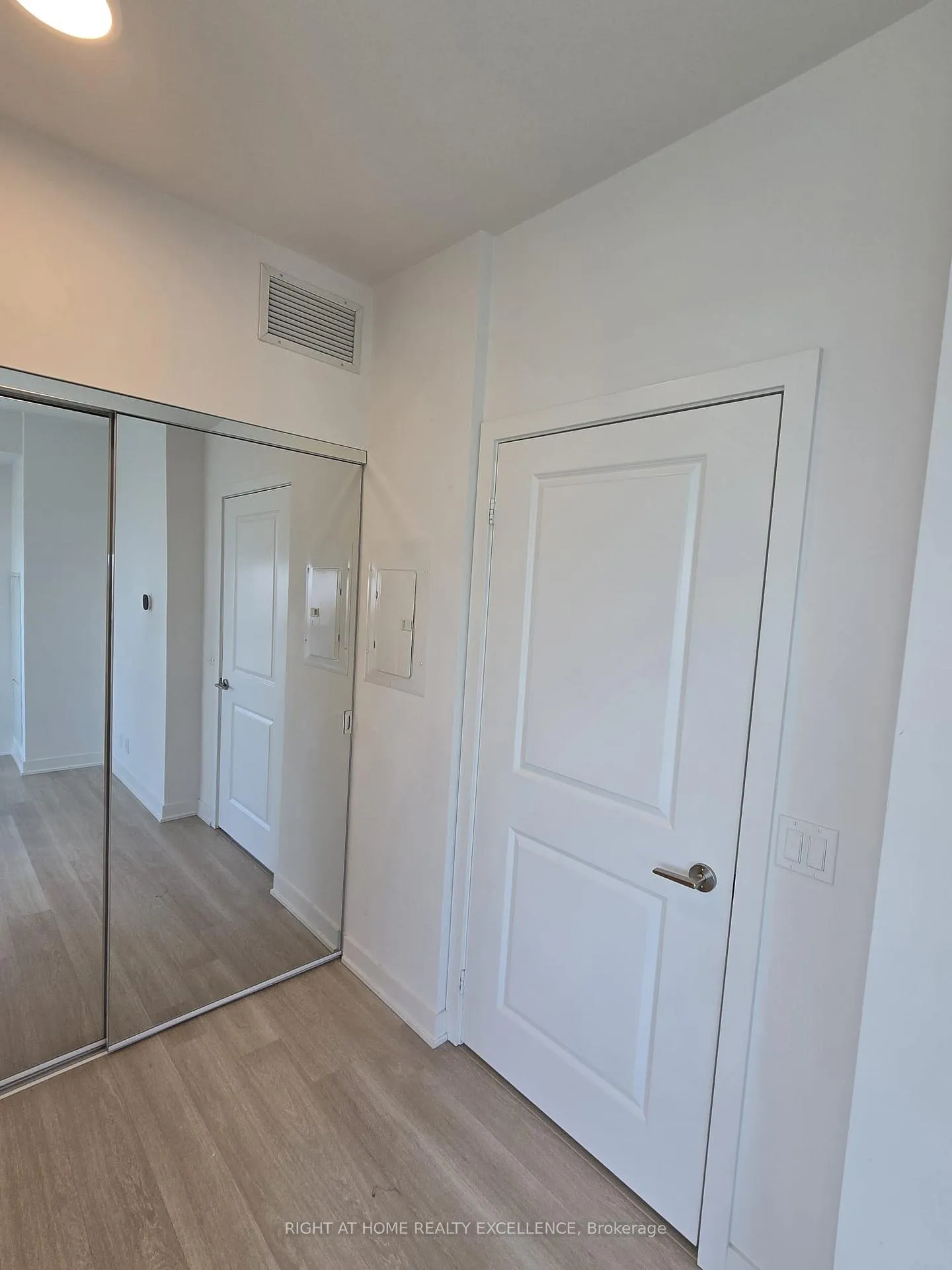 Photo 11 of Unit 3010, 30 Upper Mall Way, Vaughan, Brownridge — HOMEH