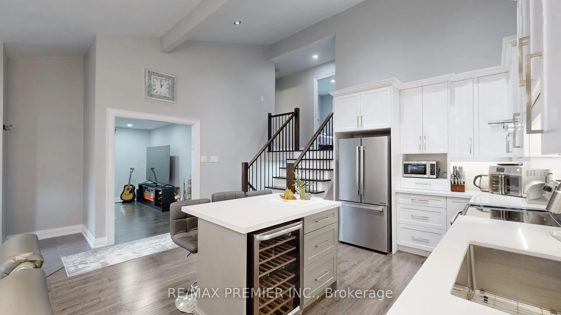 Photo 5 of 75 Fox Run, Barrie, Letitia Heights — HOMEH