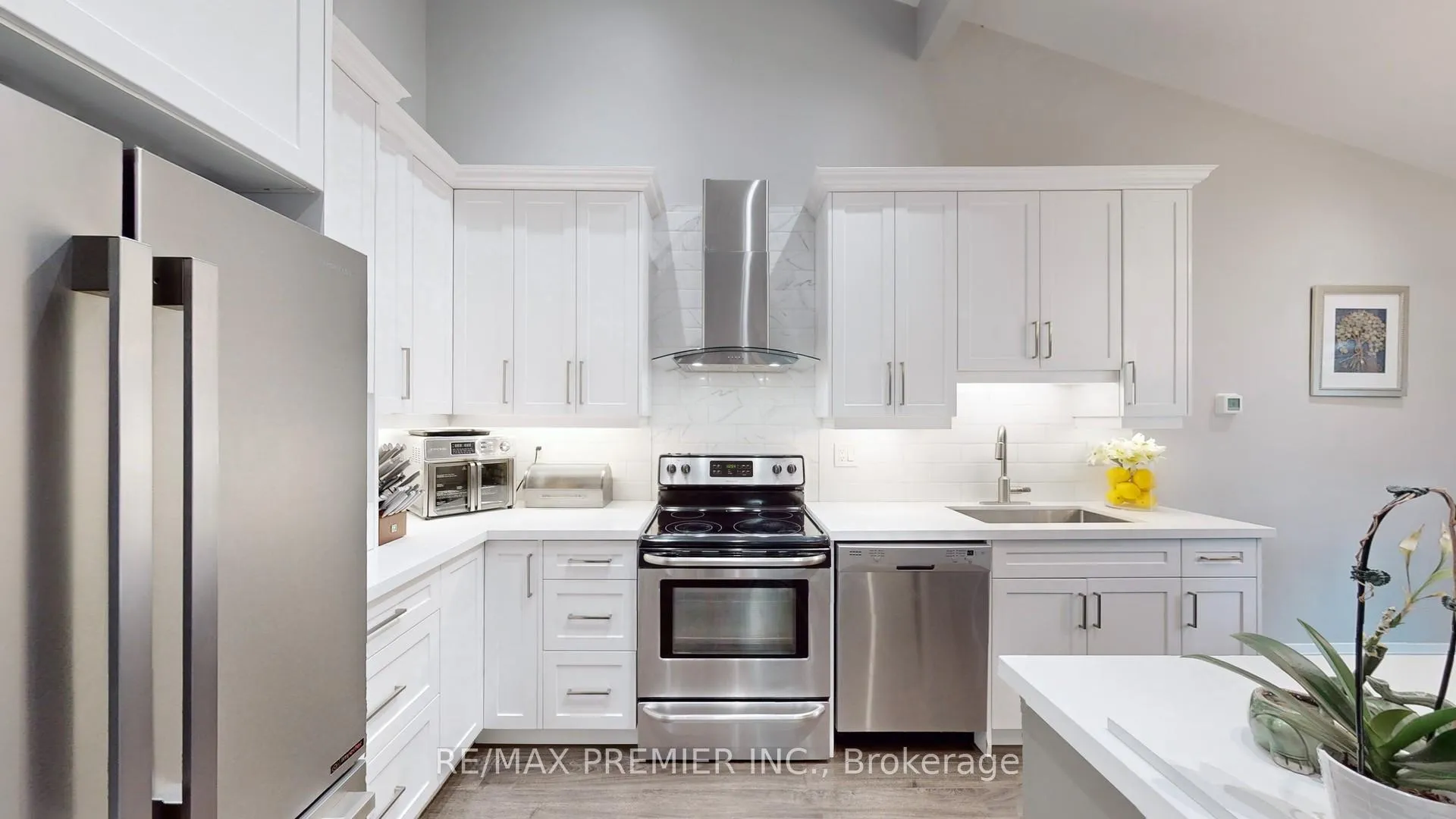 Photo 8 of 75 Fox Run, Barrie, Letitia Heights — HOMEH