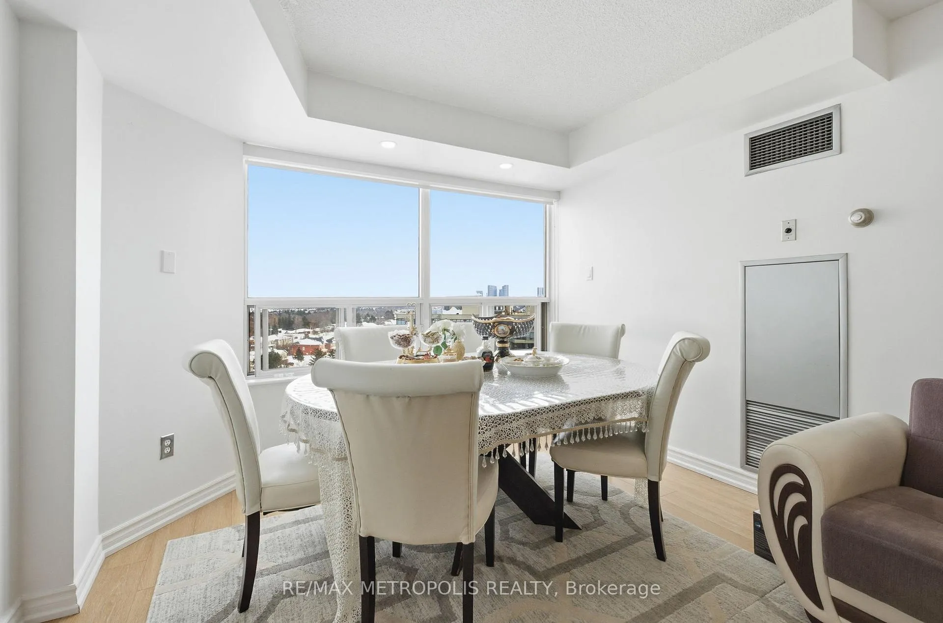 Photo 11 of Unit 1501, 11 Townsgate Drive, Vaughan, Crestwood-Springfarm-Yorkhill — HOMEH