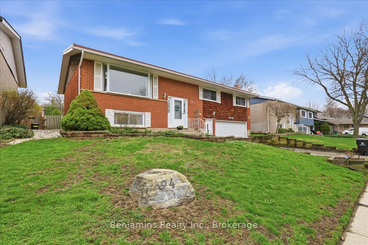 Photo 2 of 94 Colebrook Court, Kitchener — HOMEH