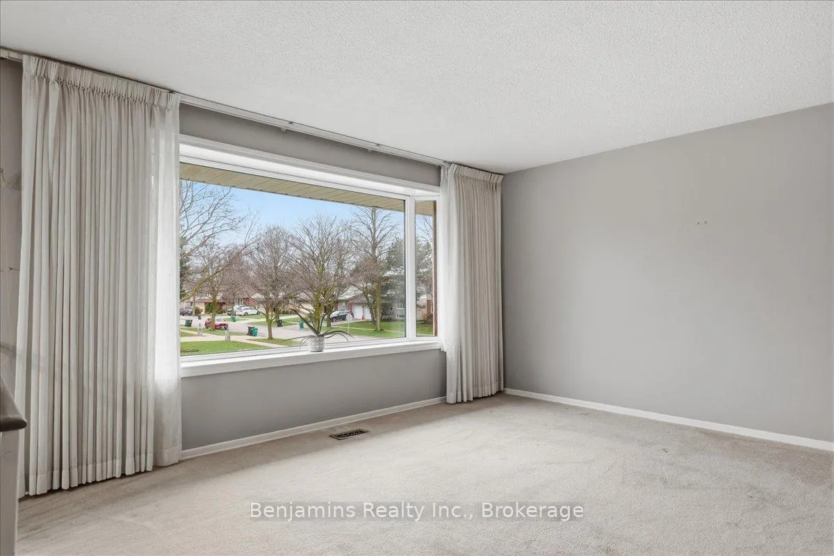 Photo 4 of 94 Colebrook Court, Kitchener — HOMEH