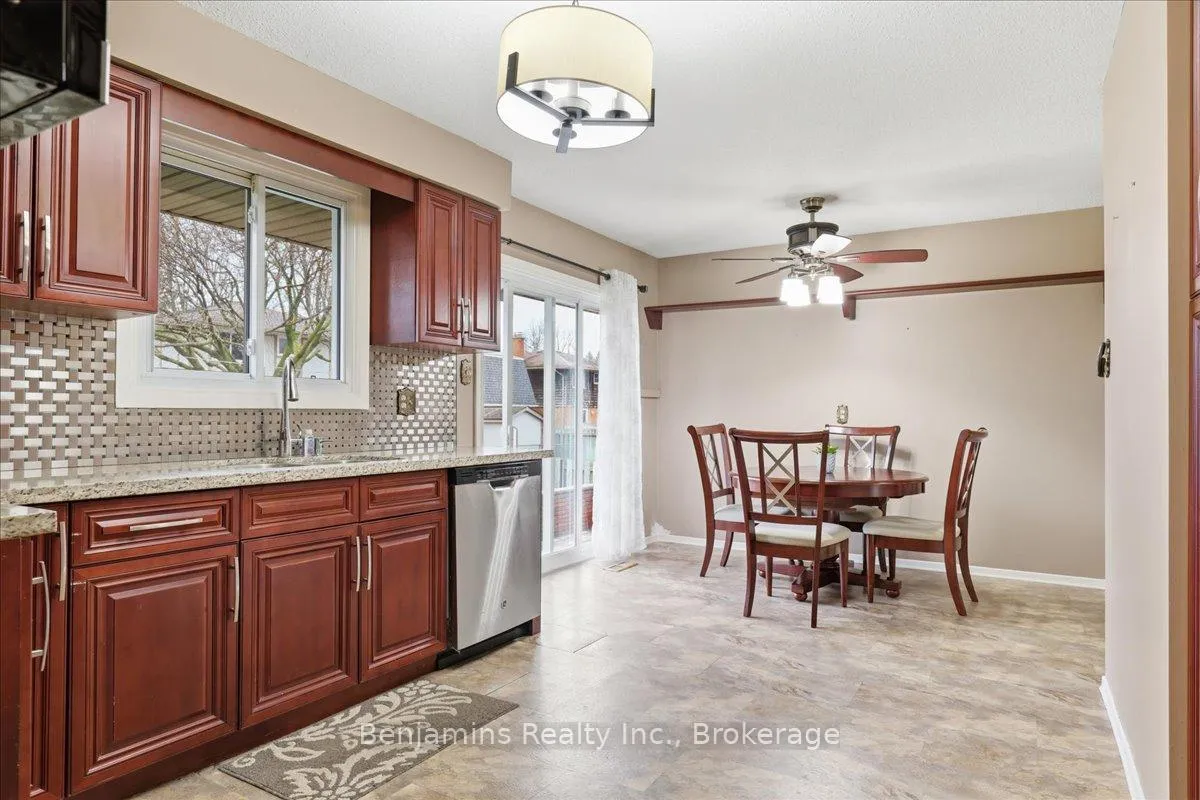 Photo 9 of 94 Colebrook Court, Kitchener — HOMEH