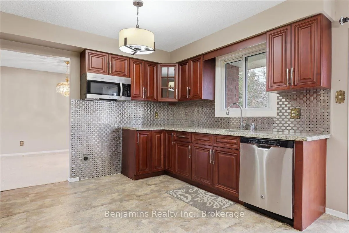 Photo 10 of 94 Colebrook Court, Kitchener — HOMEH