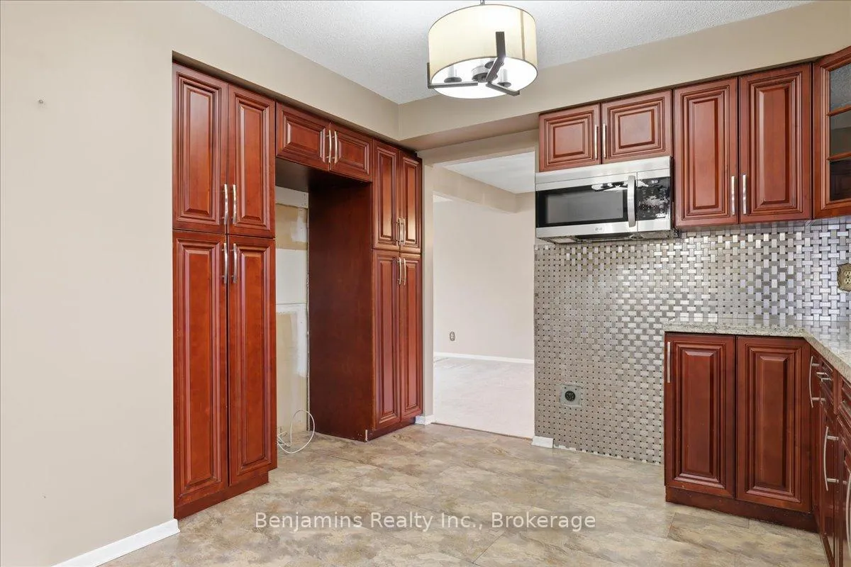 Photo 12 of 94 Colebrook Court, Kitchener — HOMEH