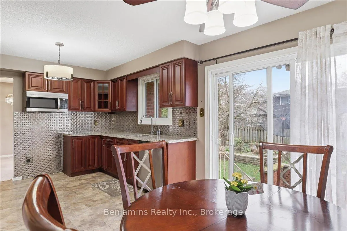 Photo 13 of 94 Colebrook Court, Kitchener — HOMEH