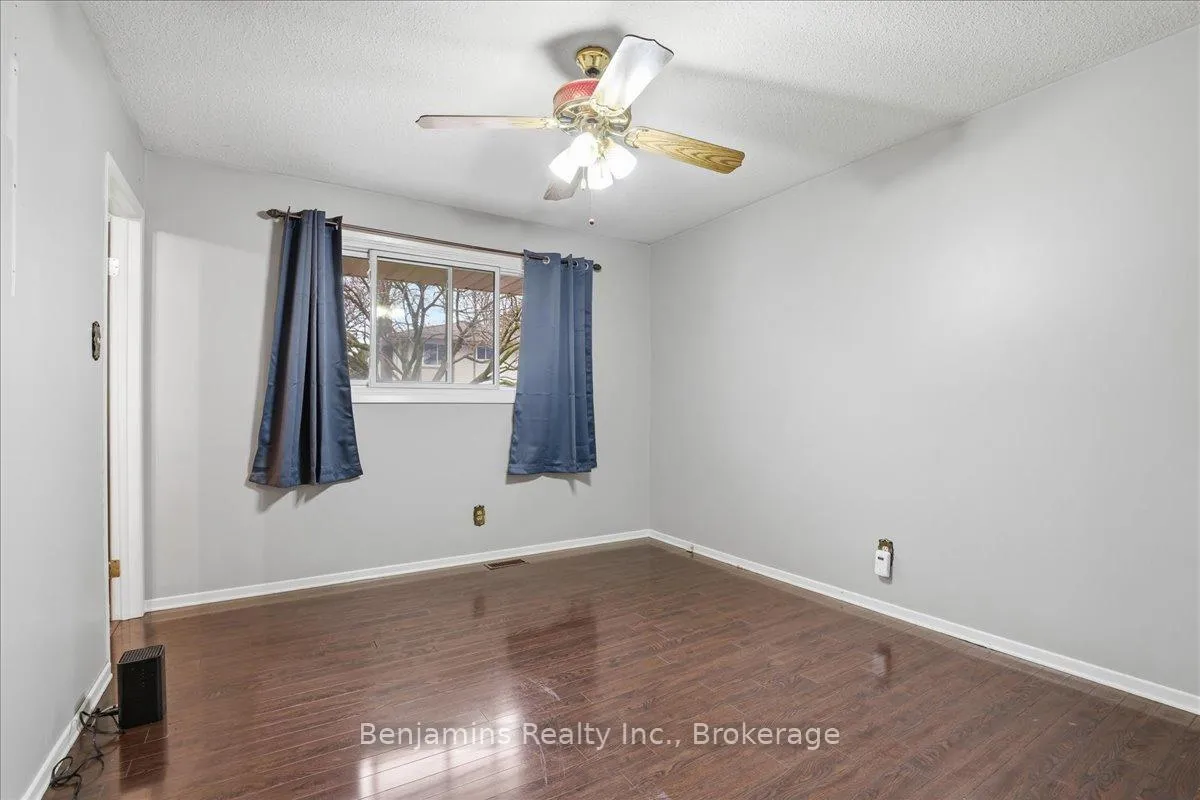Photo 15 of 94 Colebrook Court, Kitchener — HOMEH
