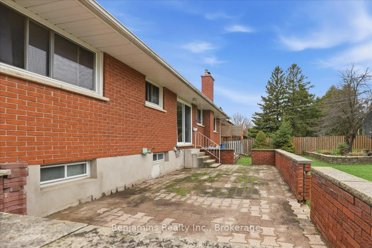 Photo 33 of 94 Colebrook Court, Kitchener — HOMEH