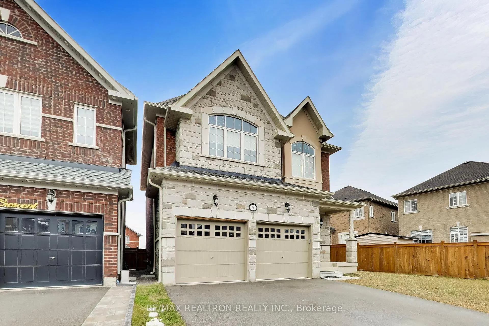 Photo 1 of 5 rosewell Crescent, Markham, Georgetown — HOMEH