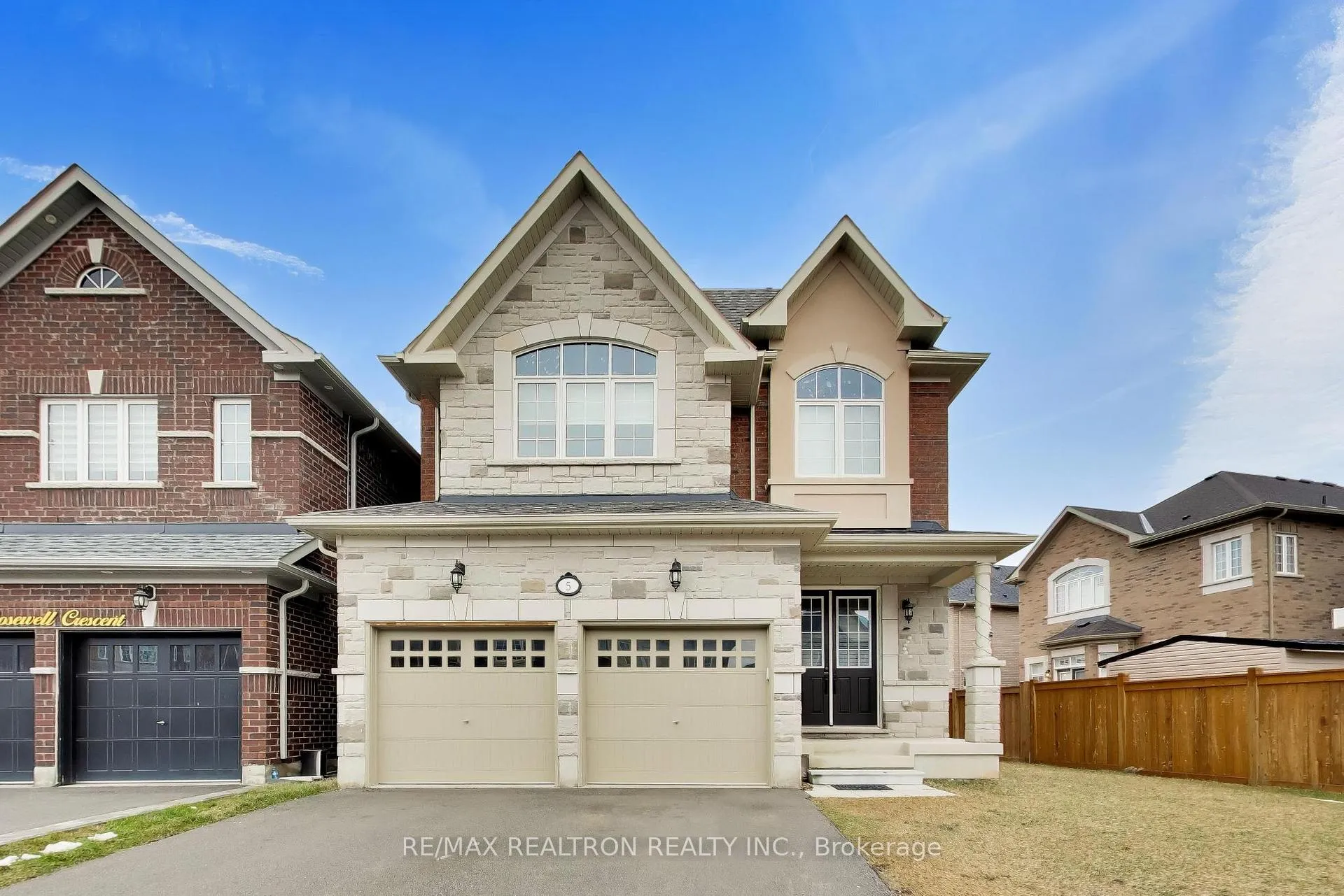 Photo 2 of 5 rosewell Crescent, Markham, Georgetown — HOMEH