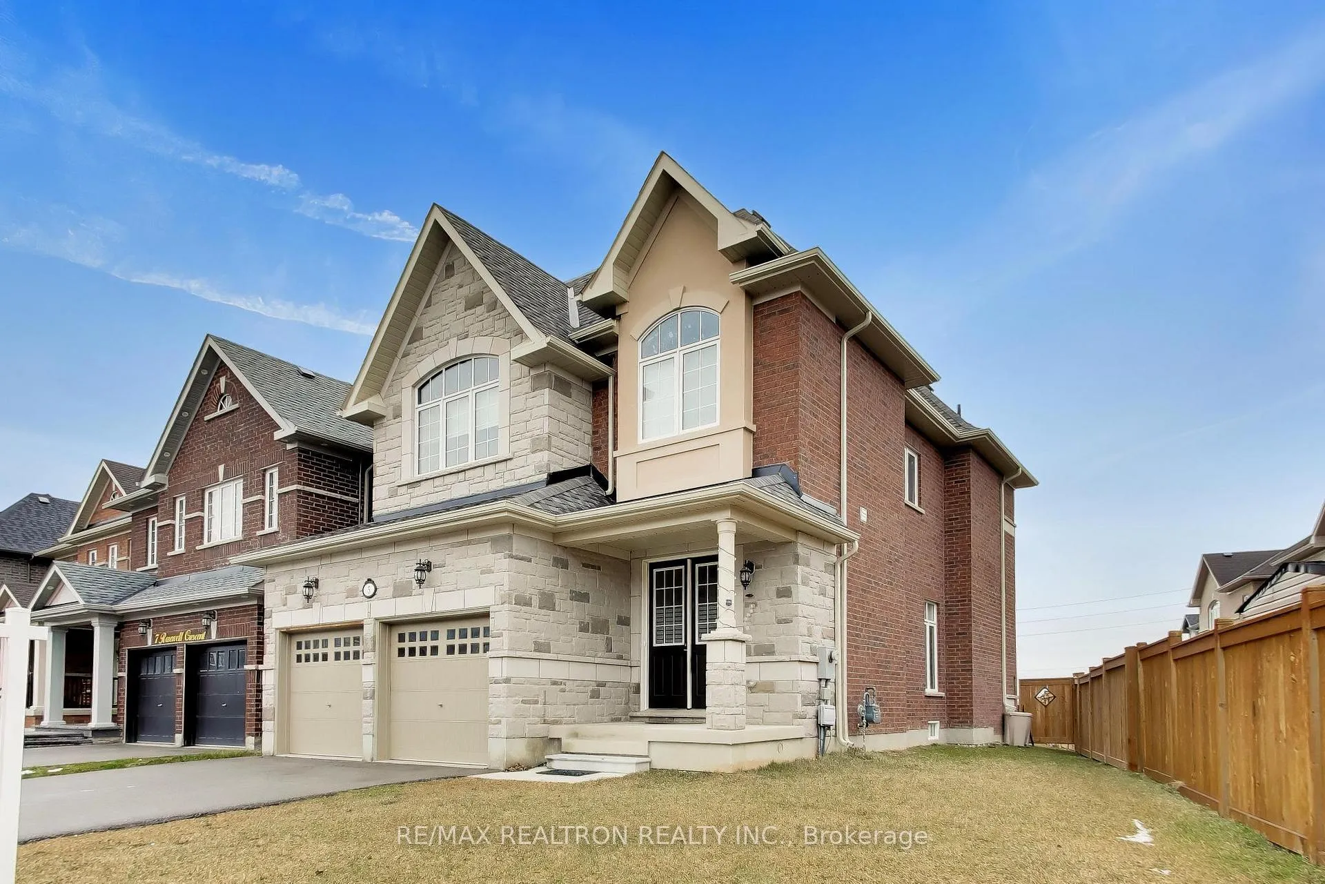 Photo 3 of 5 rosewell Crescent, Markham, Georgetown — HOMEH