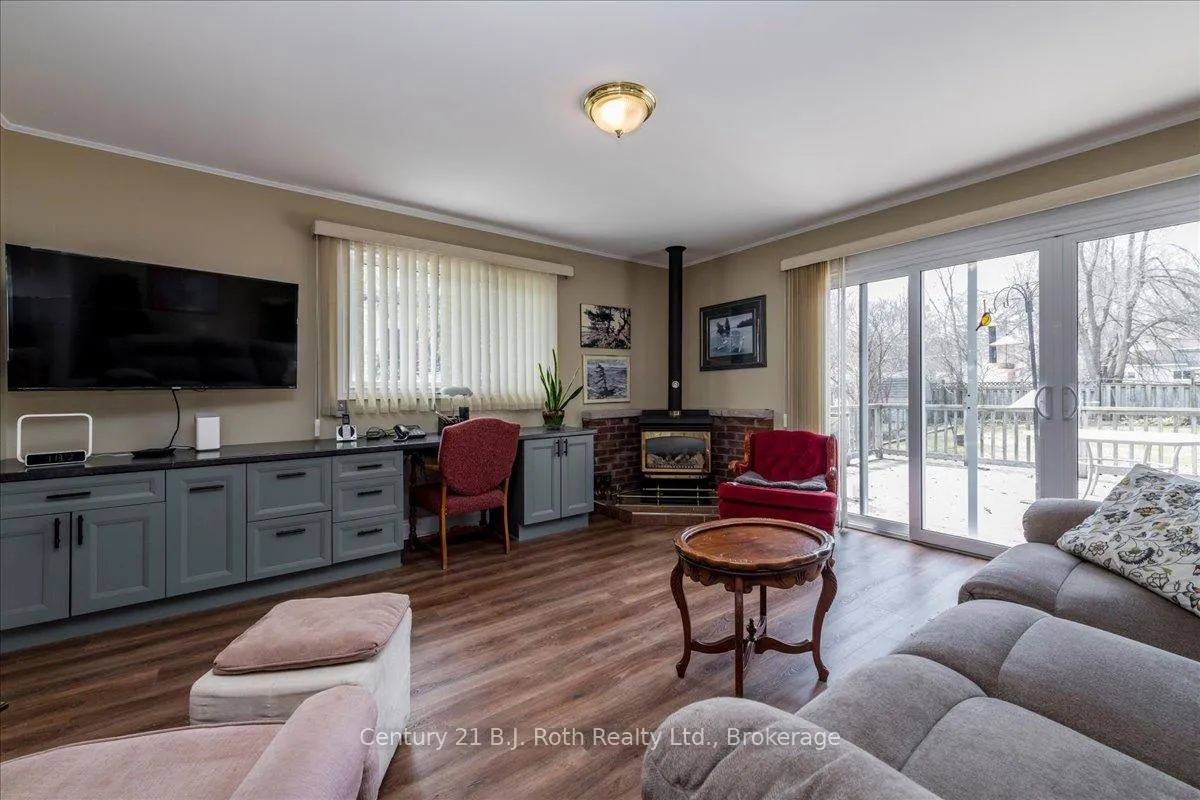 Photo 11 of 476 Russell Street, Midland — HOMEH
