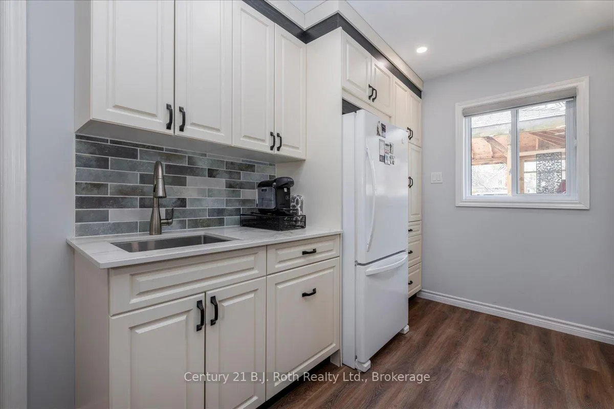 Photo 13 of 476 Russell Street, Midland — HOMEH