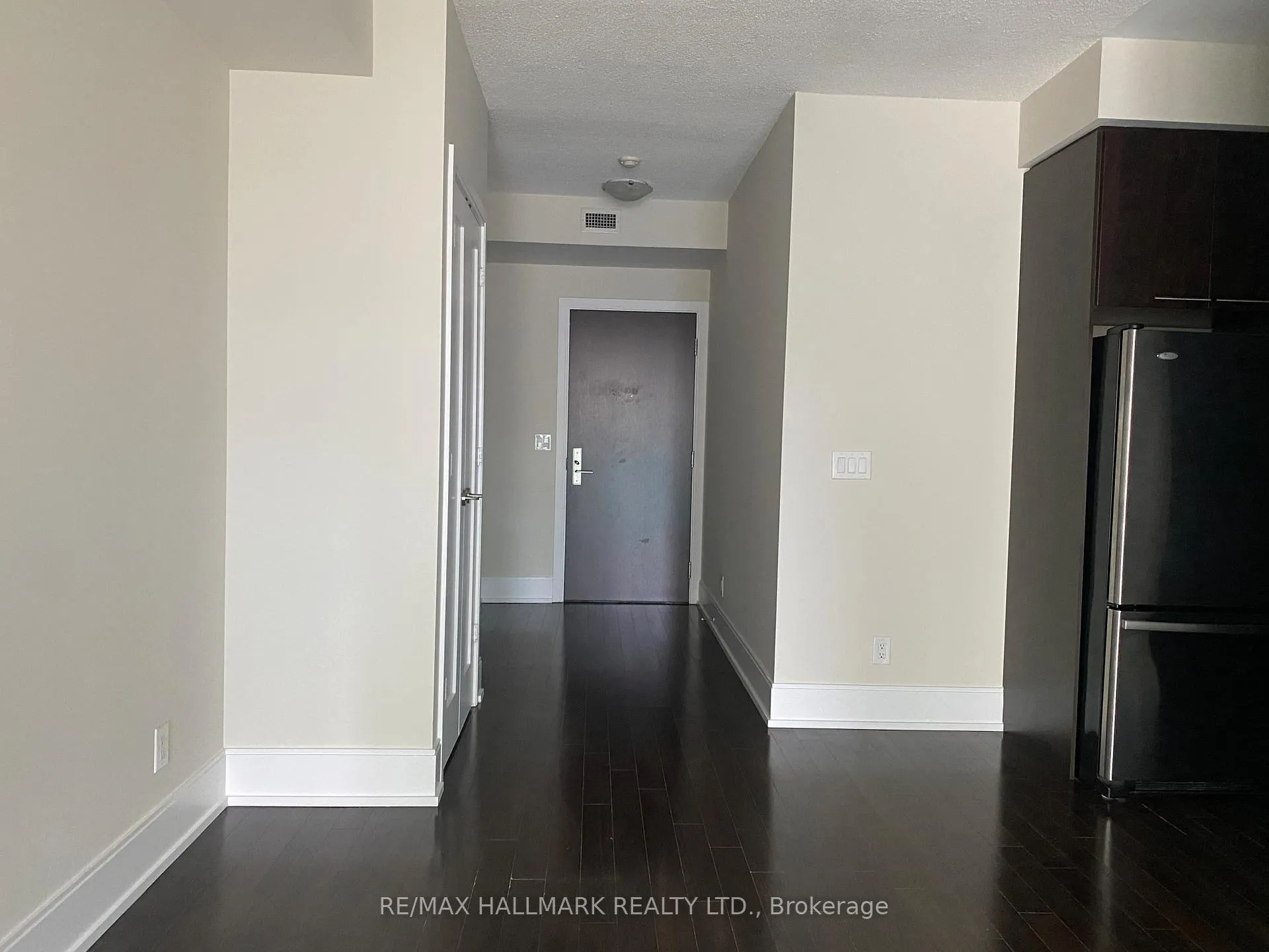 Photo 3 of Unit 811, 70 Roehampton Avenue, Toronto, Mount Pleasant West — HOMEH