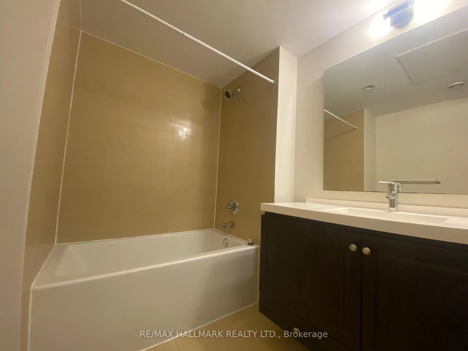 Photo 9 of Unit 811, 70 Roehampton Avenue, Toronto, Mount Pleasant West — HOMEH