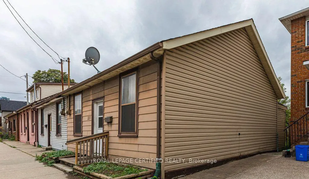 Photo of 227 Wellington Street N