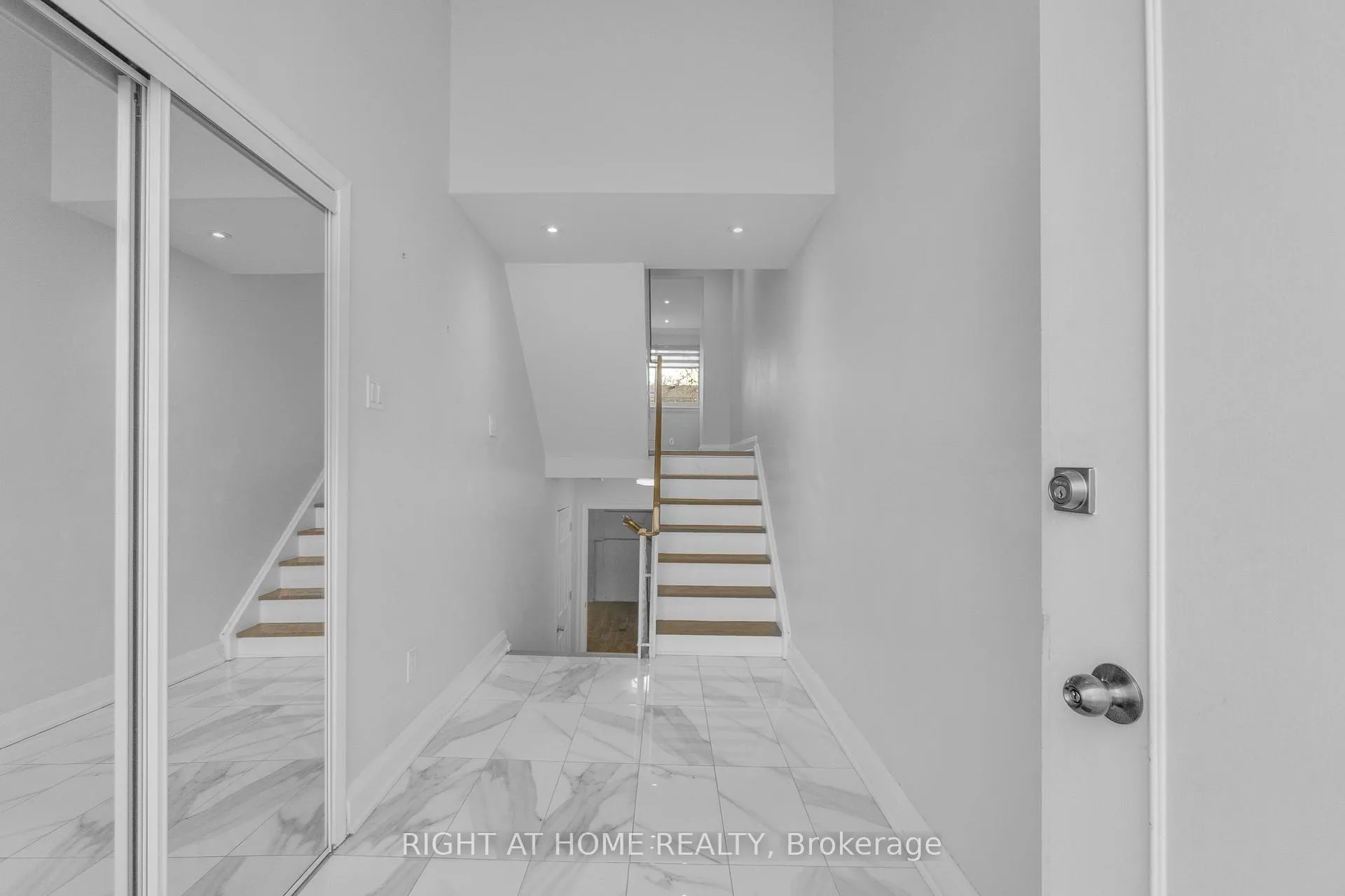 Photo 3 of 5473 Schueller Crescent, Burlington, Appleby — HOMEH