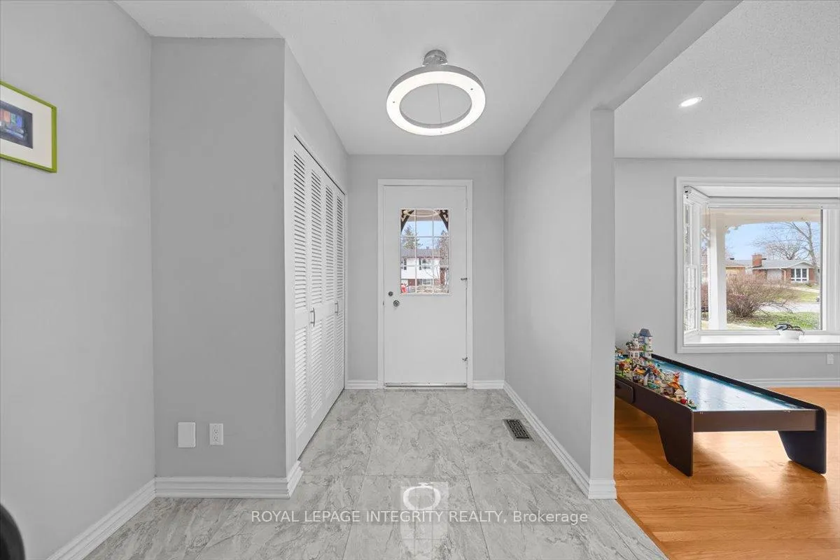 Photo 3 of 2147 Fillmore Crescent, Ottawa, Beacon Hill North — HOMEH