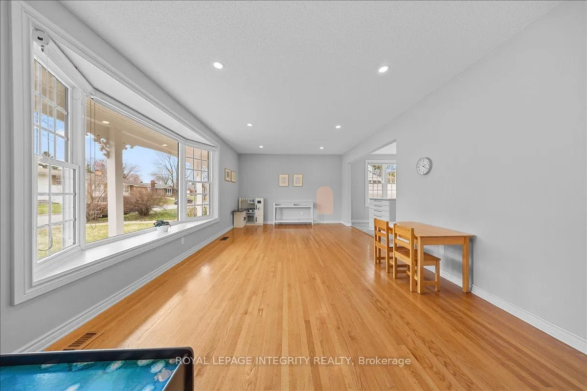 Photo 5 of 2147 Fillmore Crescent, Ottawa, Beacon Hill North — HOMEH
