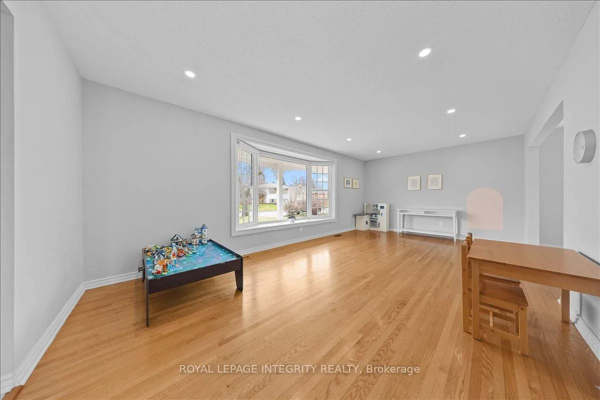 Photo 6 of 2147 Fillmore Crescent, Ottawa, Beacon Hill North — HOMEH