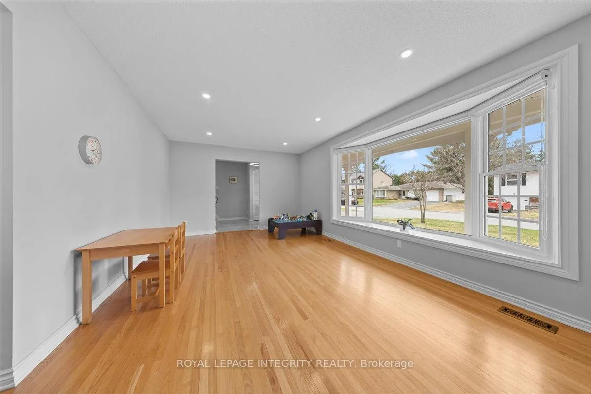 Photo 7 of 2147 Fillmore Crescent, Ottawa, Beacon Hill North — HOMEH