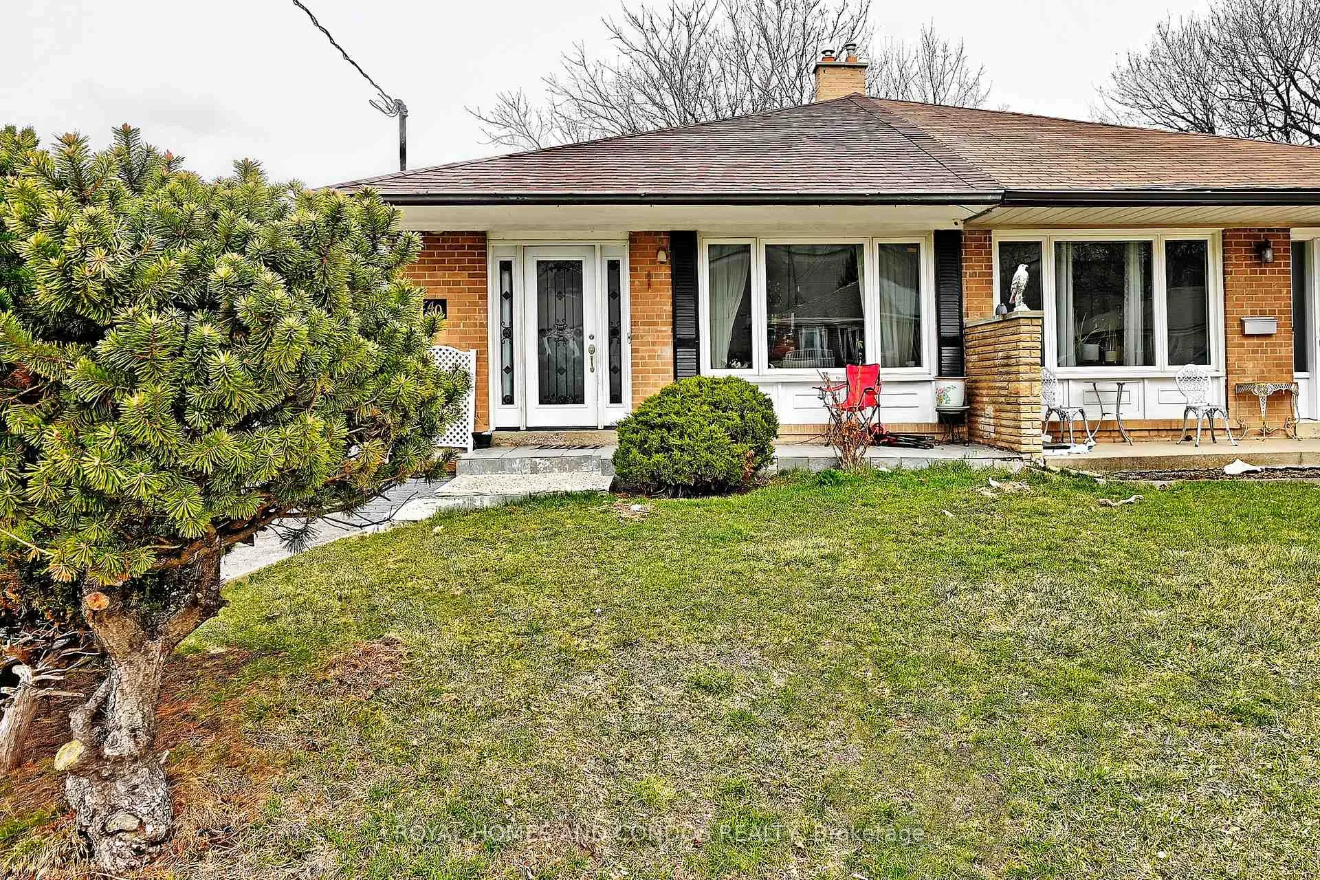 Front of Unit Lower, 40 Pender Crescent
