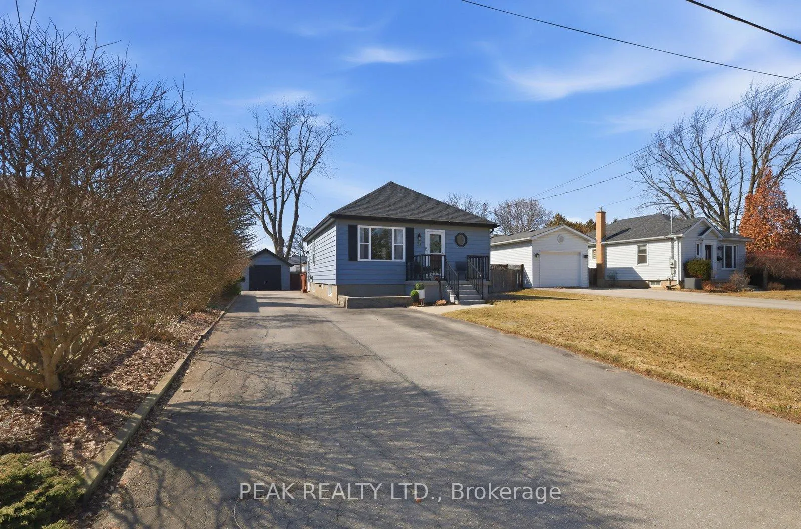 Photo 3 of 31 Willow Drive, Brantford — HOMEH