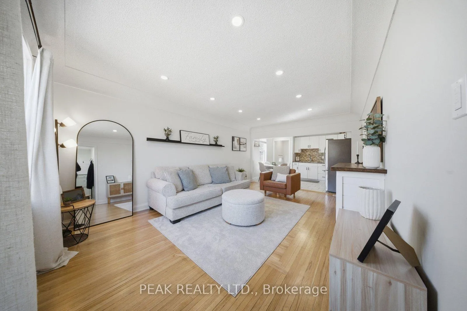 Photo 11 of 31 Willow Drive, Brantford — HOMEH