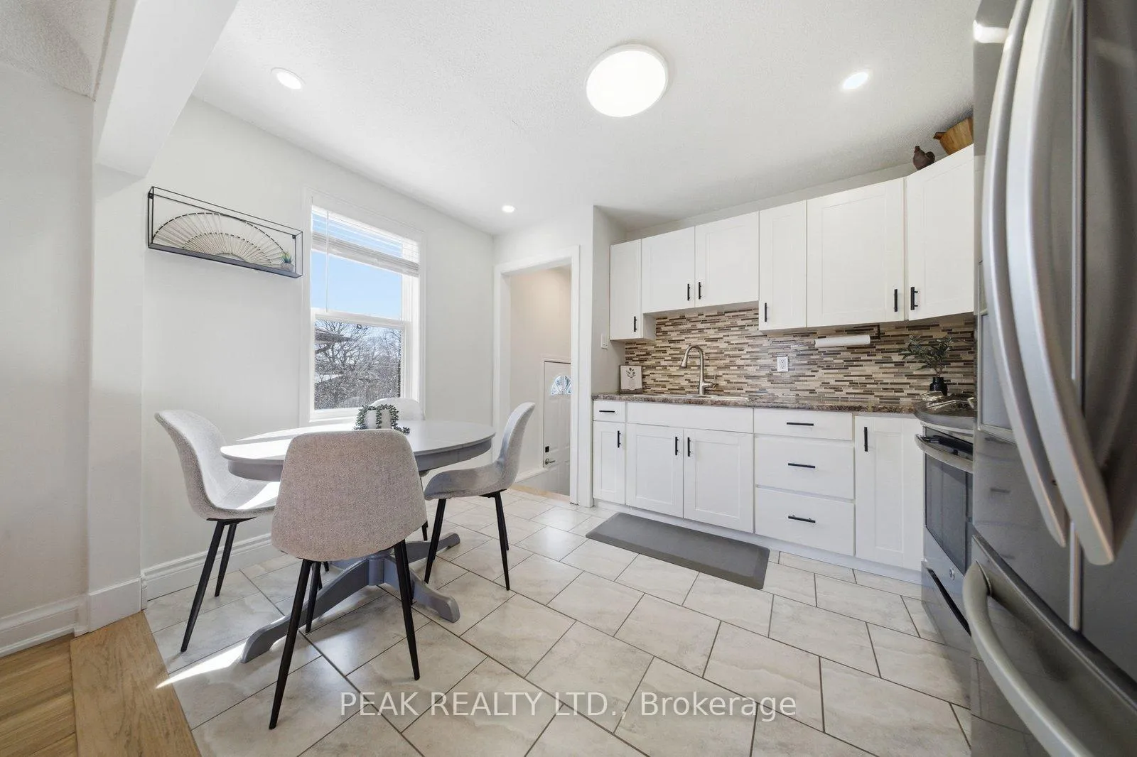 Photo 15 of 31 Willow Drive, Brantford — HOMEH