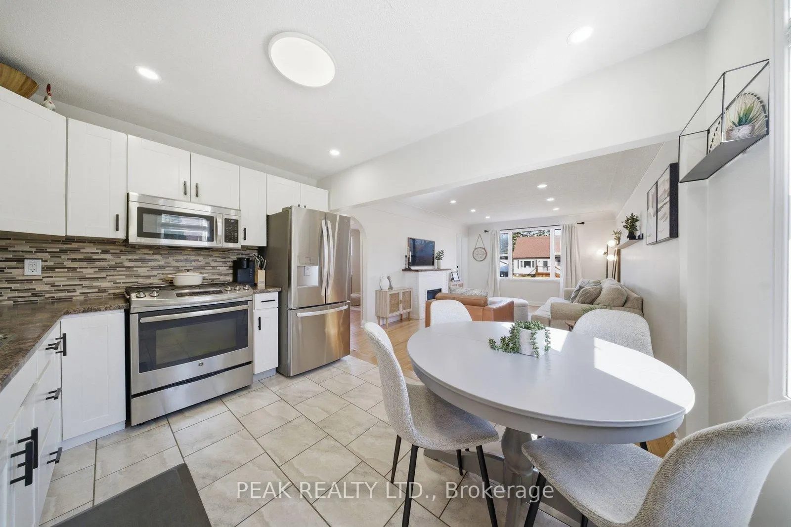 Photo 17 of 31 Willow Drive, Brantford — HOMEH