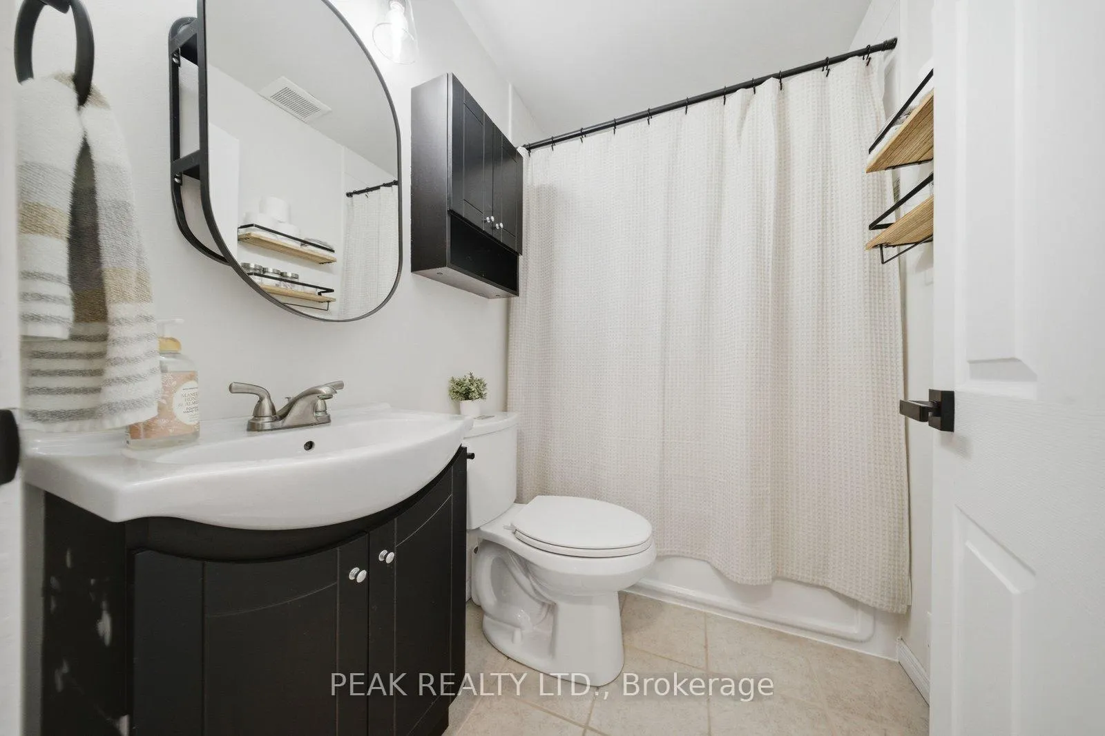 Photo 20 of 31 Willow Drive, Brantford — HOMEH