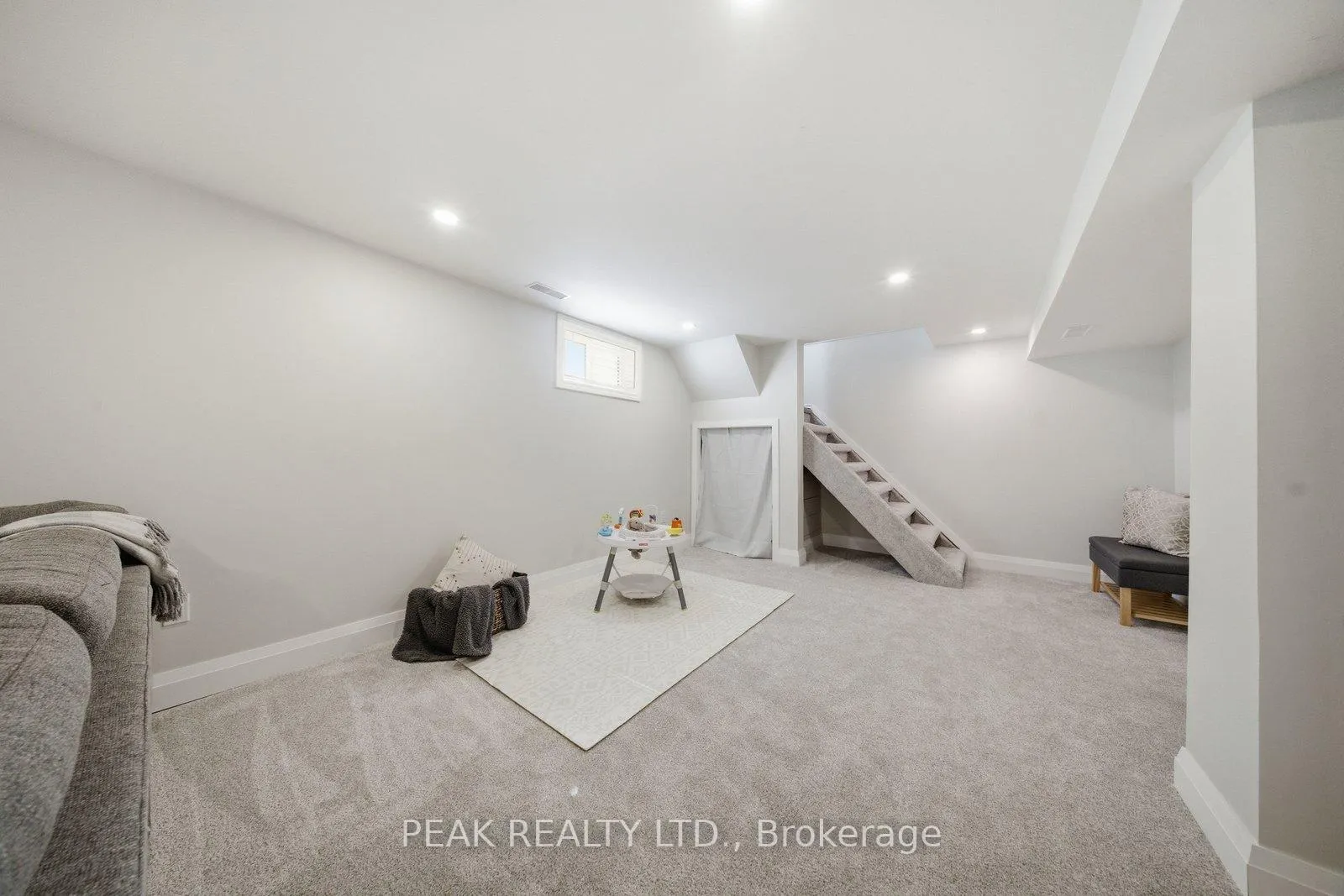 Photo 22 of 31 Willow Drive, Brantford — HOMEH
