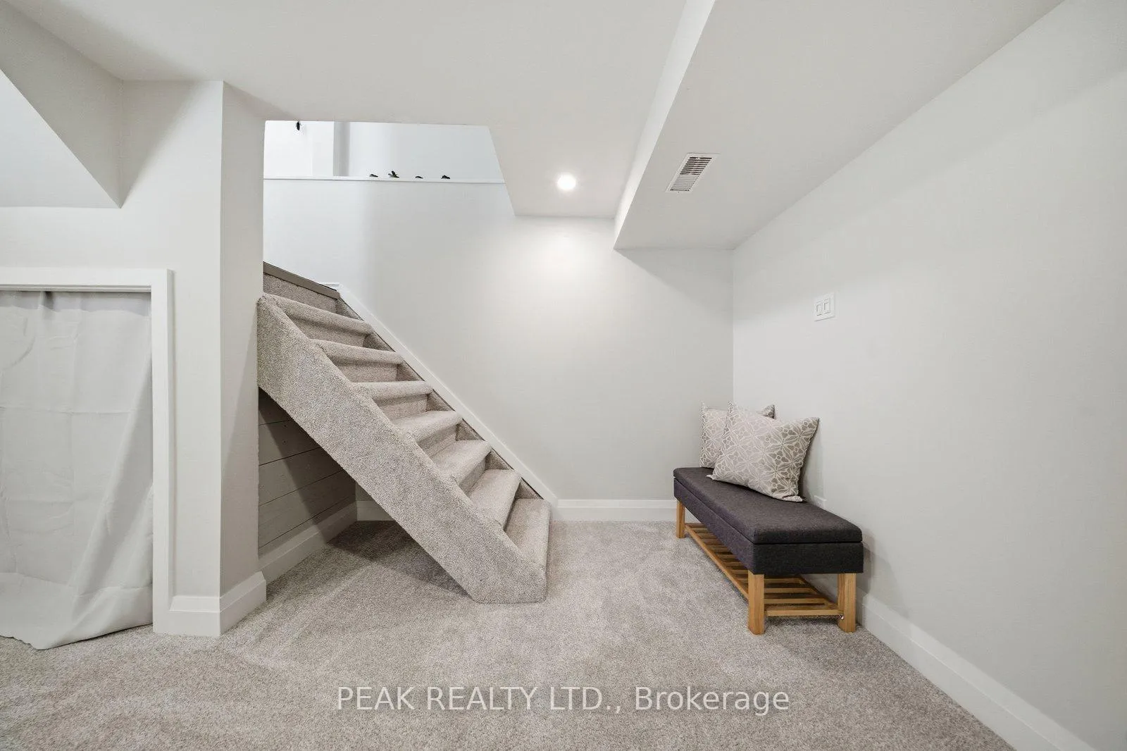 Photo 23 of 31 Willow Drive, Brantford — HOMEH