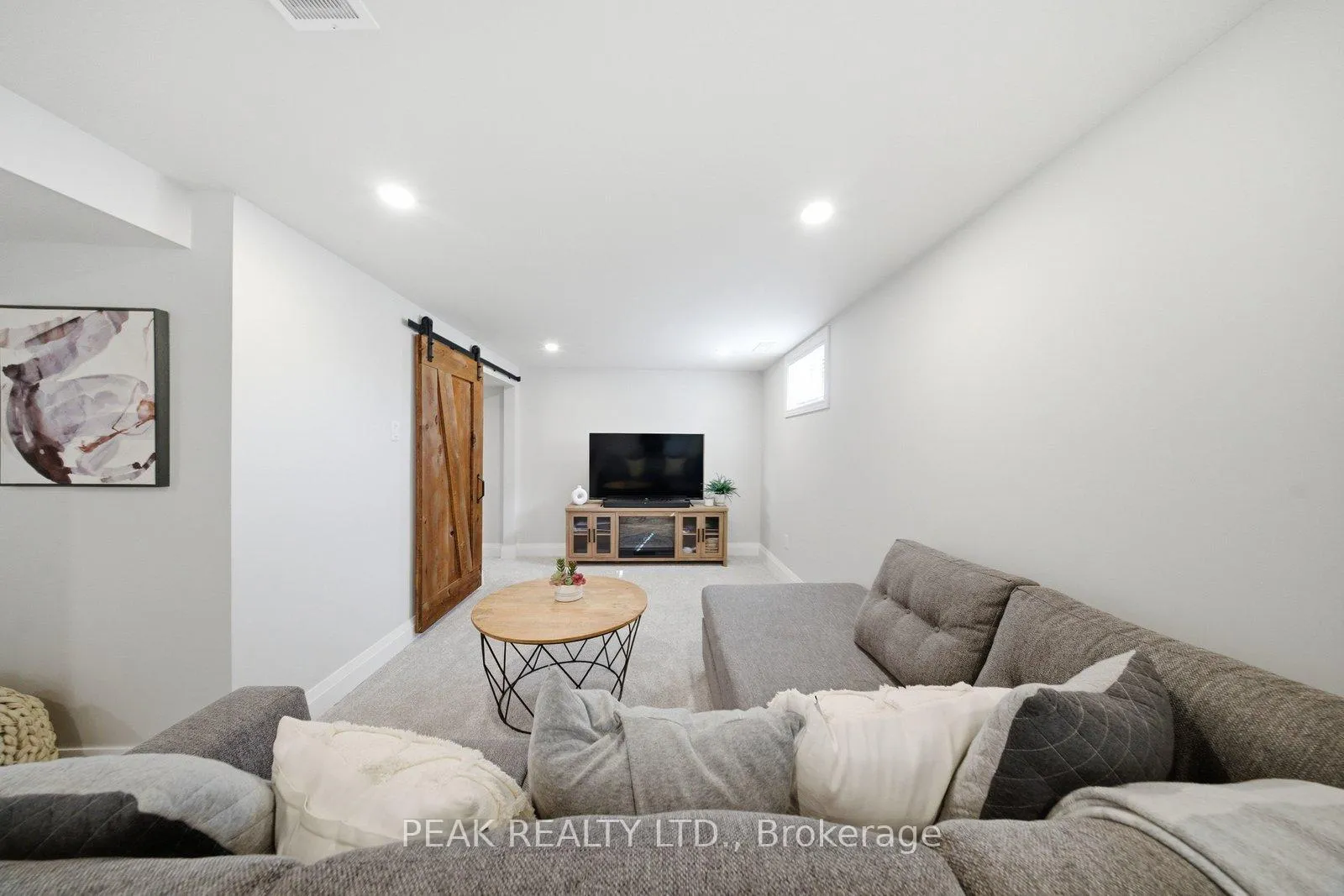 Photo 24 of 31 Willow Drive, Brantford — HOMEH
