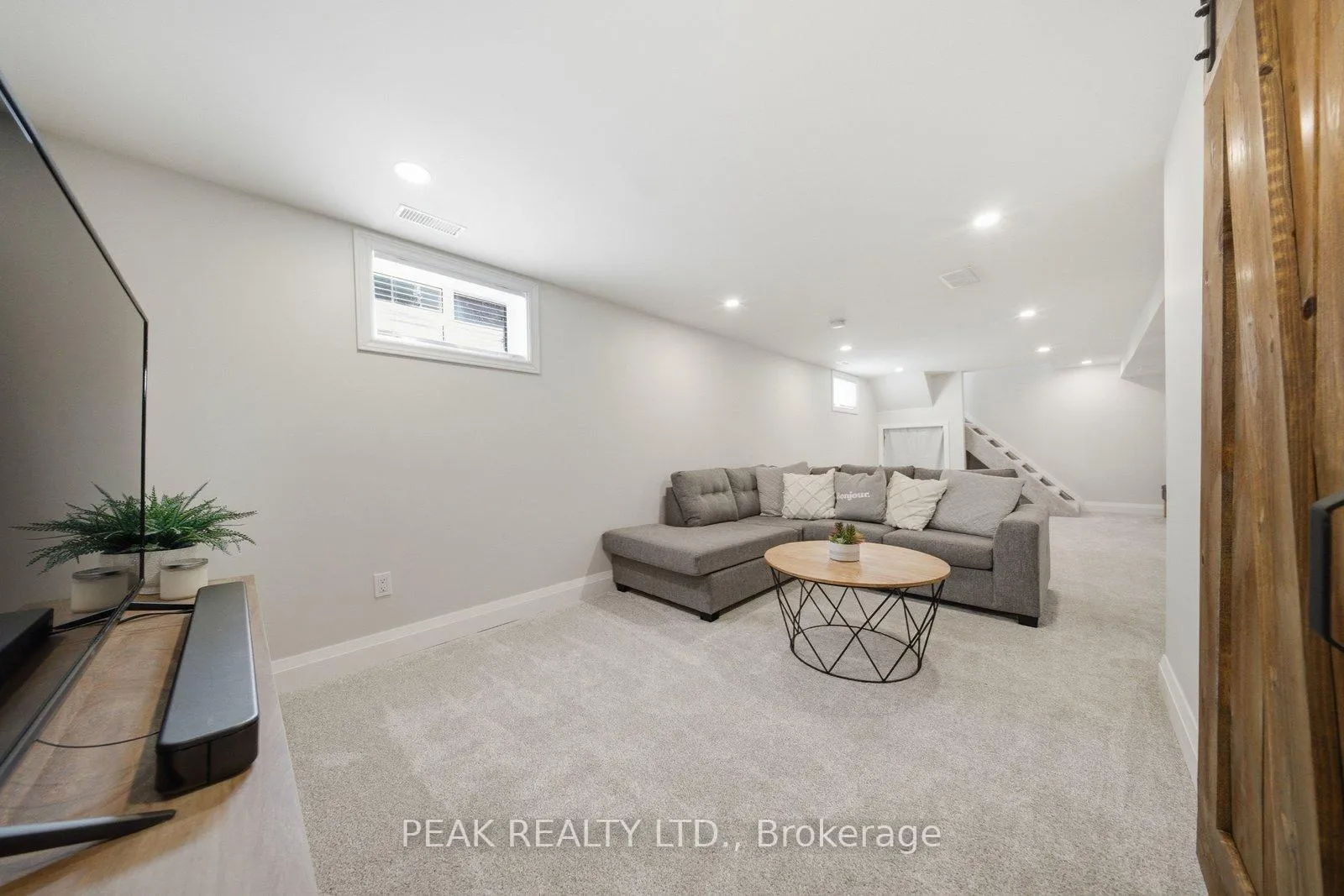 Photo 25 of 31 Willow Drive, Brantford — HOMEH