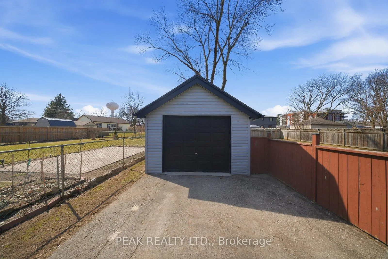 Photo 32 of 31 Willow Drive, Brantford — HOMEH