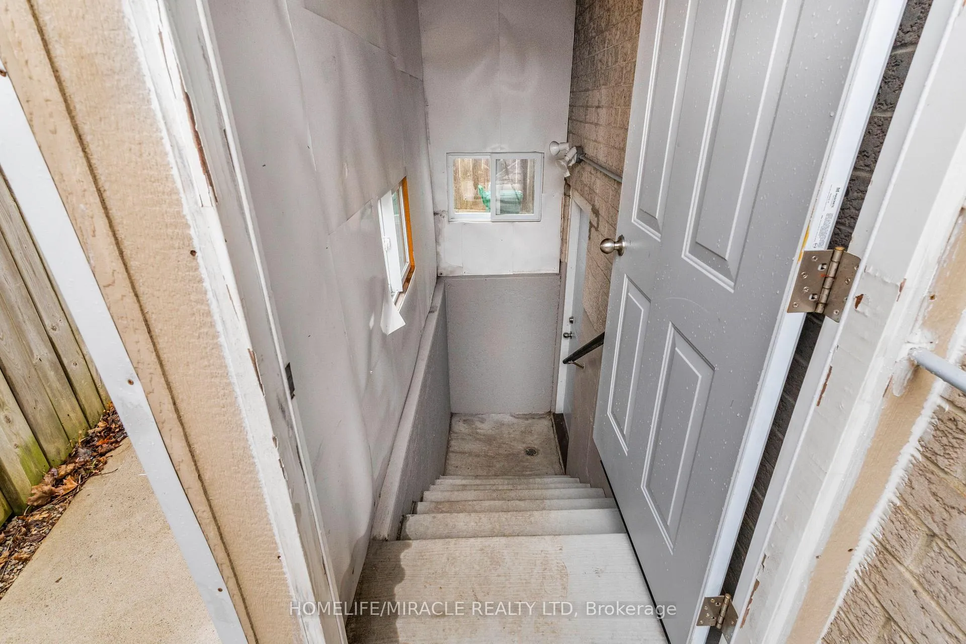 Photo 36 of 33 Auburn Lane, Clarington, Courtice — HOMEH