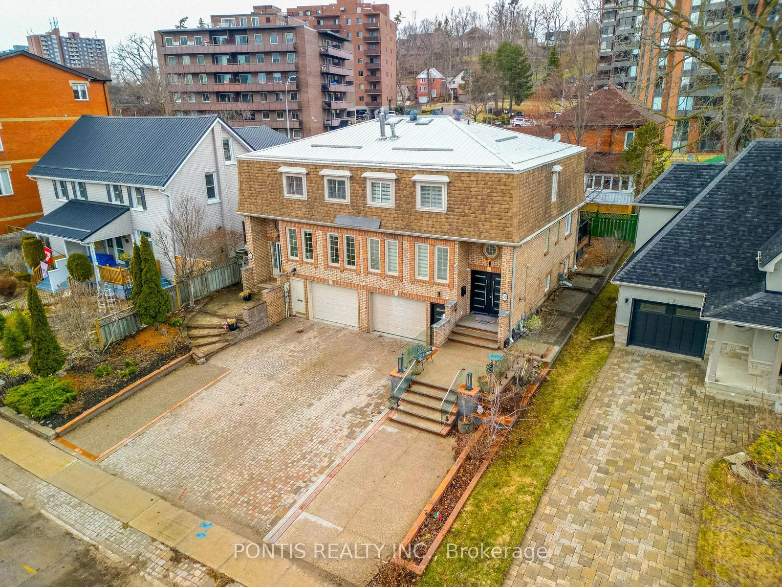 Photo 4 of 38 Kempenfelt Drive, Barrie, City Centre — HOMEH
