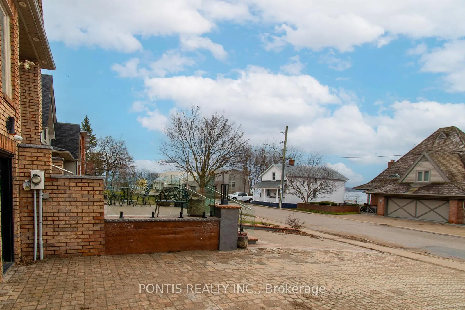 Photo 5 of 38 Kempenfelt Drive, Barrie, City Centre — HOMEH