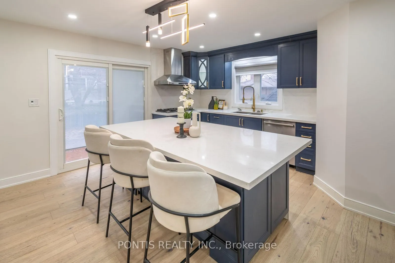 Photo 12 of 38 Kempenfelt Drive, Barrie, City Centre — HOMEH