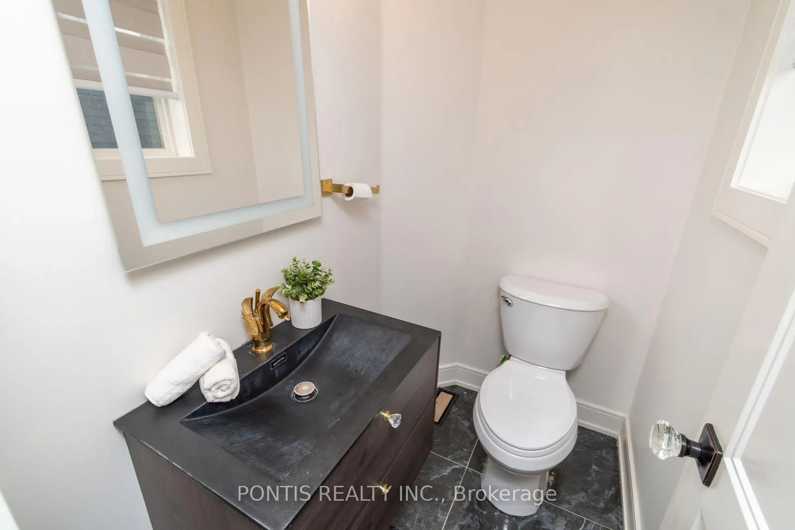 Photo 17 of 38 Kempenfelt Drive, Barrie, City Centre — HOMEH