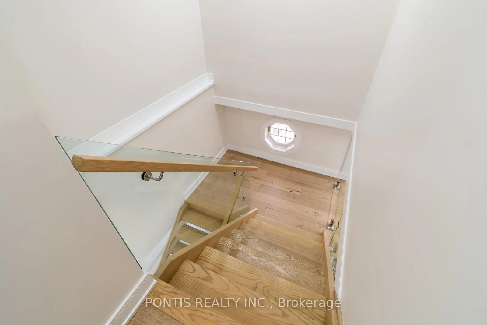 Photo 18 of 38 Kempenfelt Drive, Barrie, City Centre — HOMEH