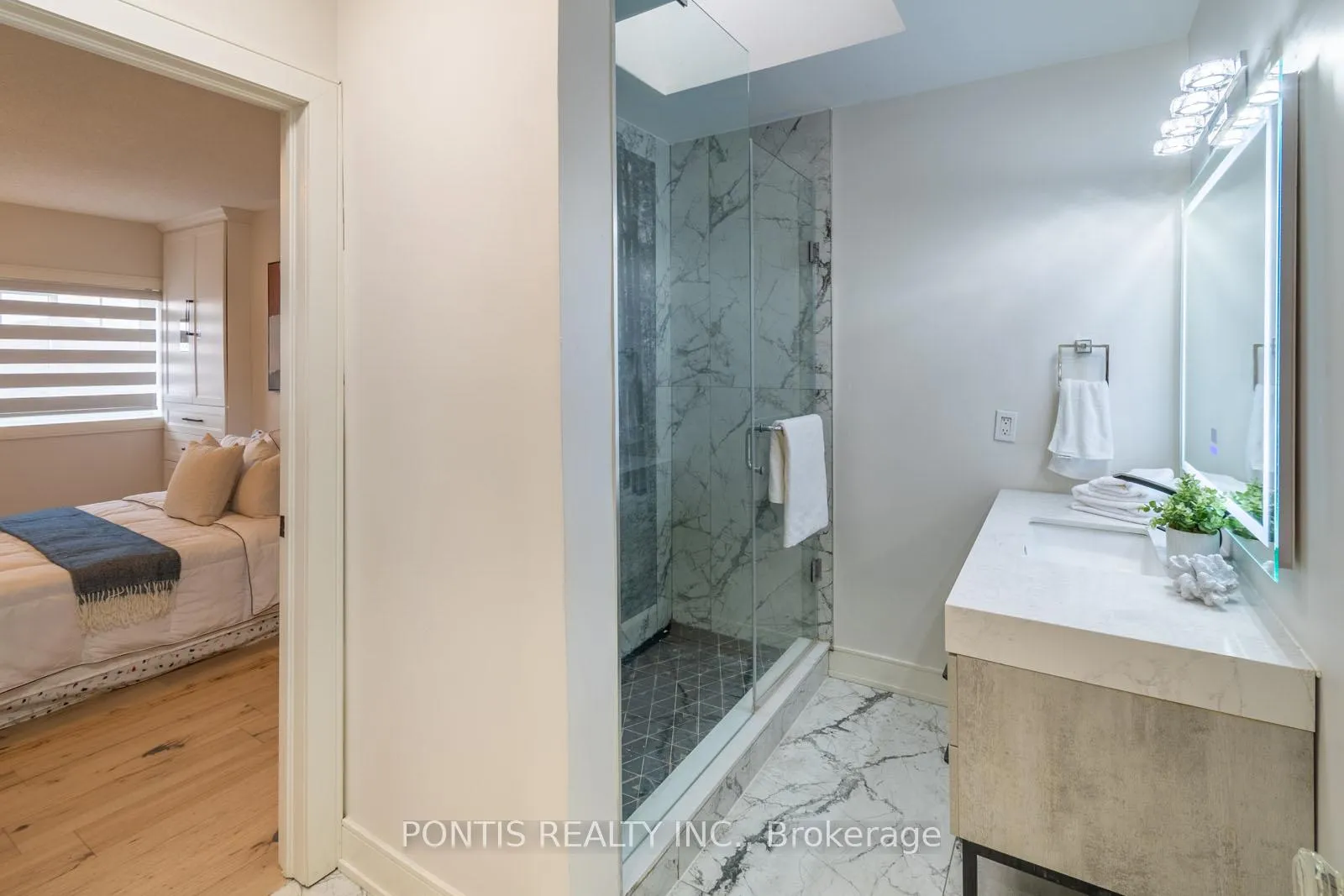 Photo 23 of 38 Kempenfelt Drive, Barrie, City Centre — HOMEH