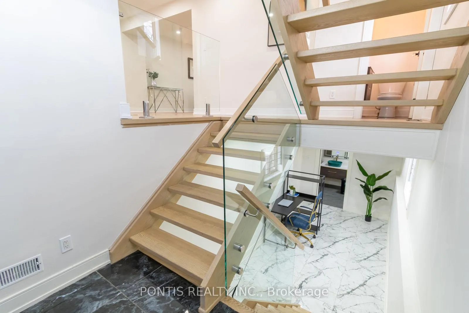 Photo 29 of 38 Kempenfelt Drive, Barrie, City Centre — HOMEH